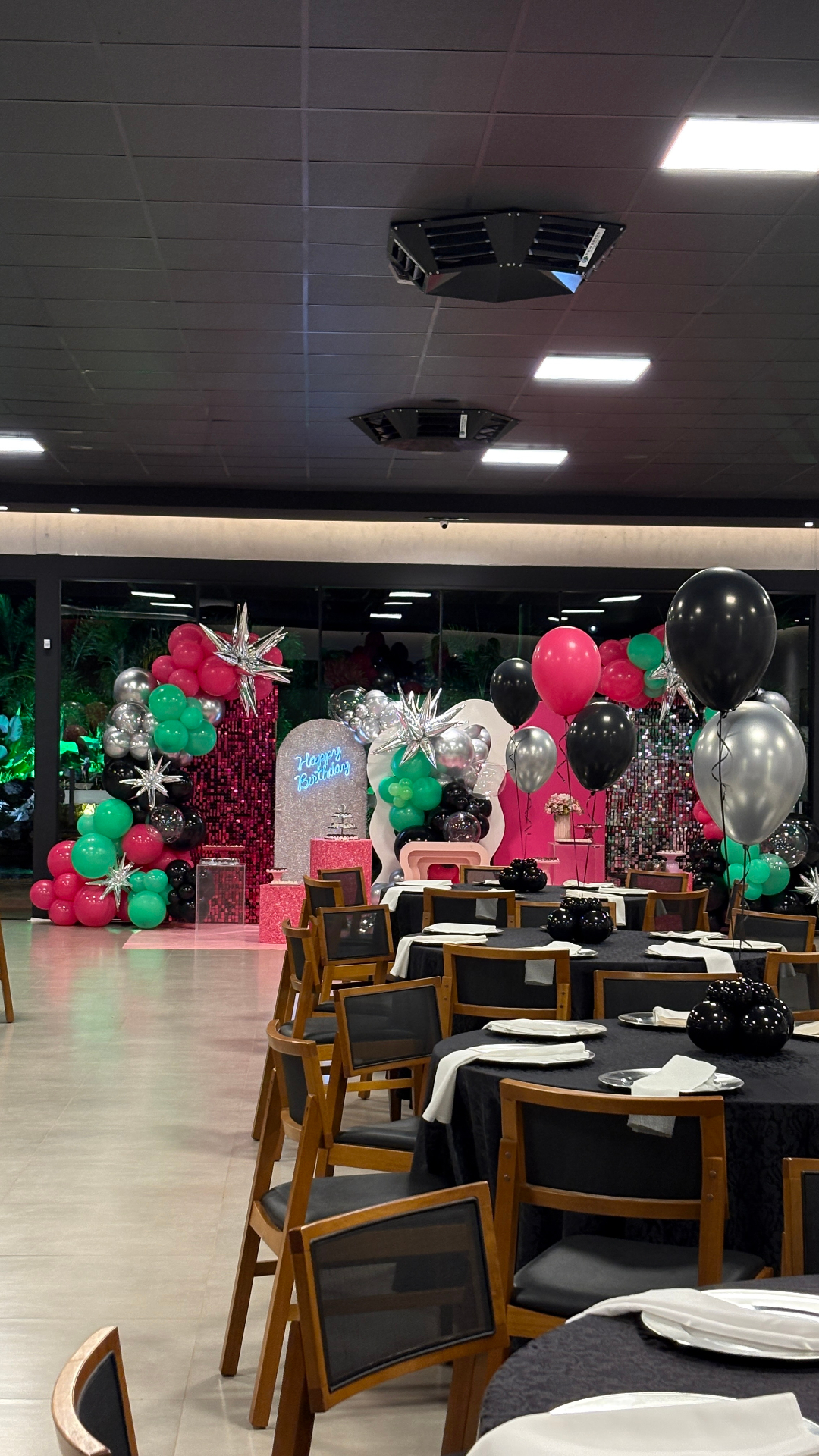 Salão montado para festa de aniversário com decoração vibrante