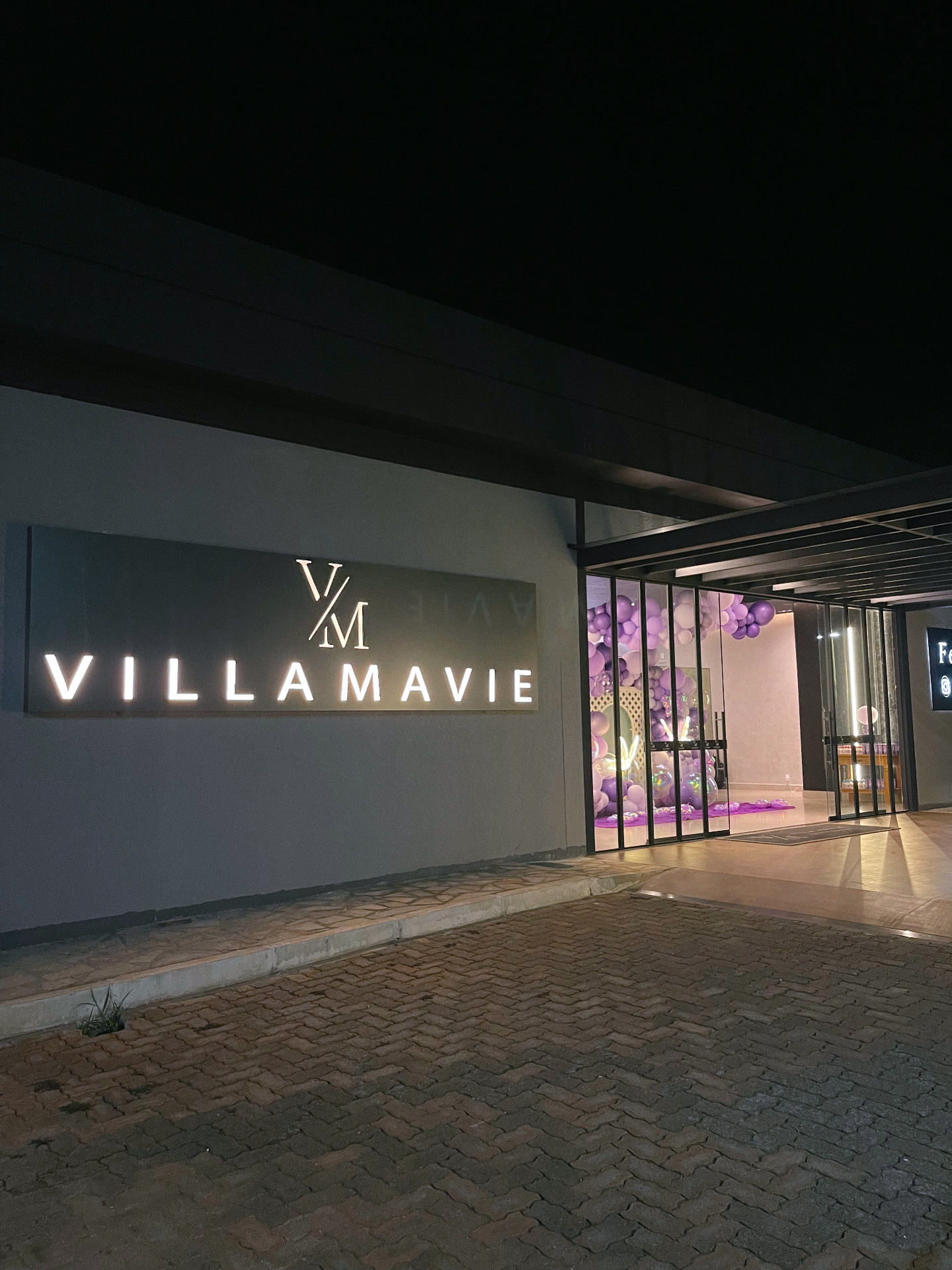 Fachada noturna iluminada da Villa Mavie
