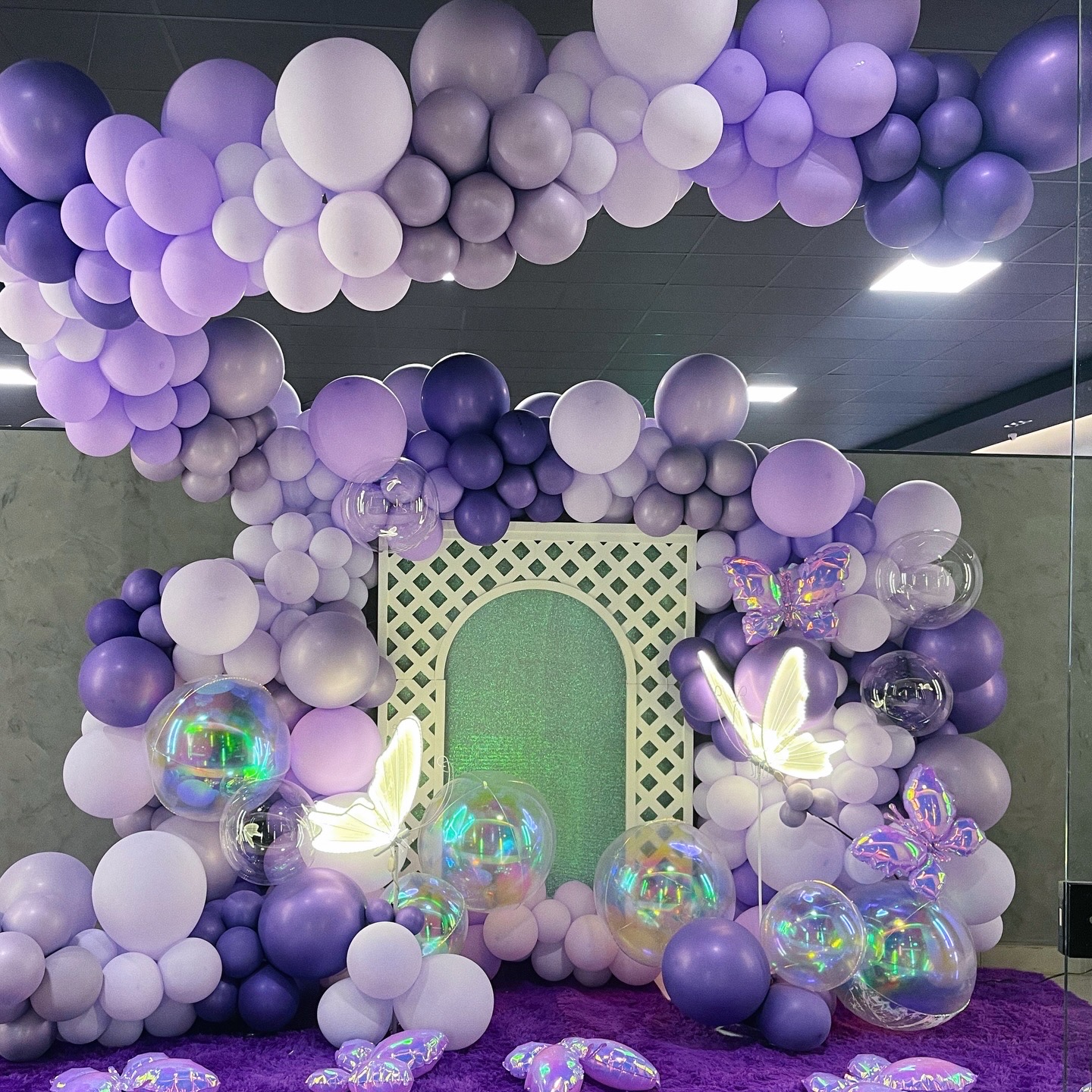 Decoração lilás de aniversário no salão da Villa Mavie
