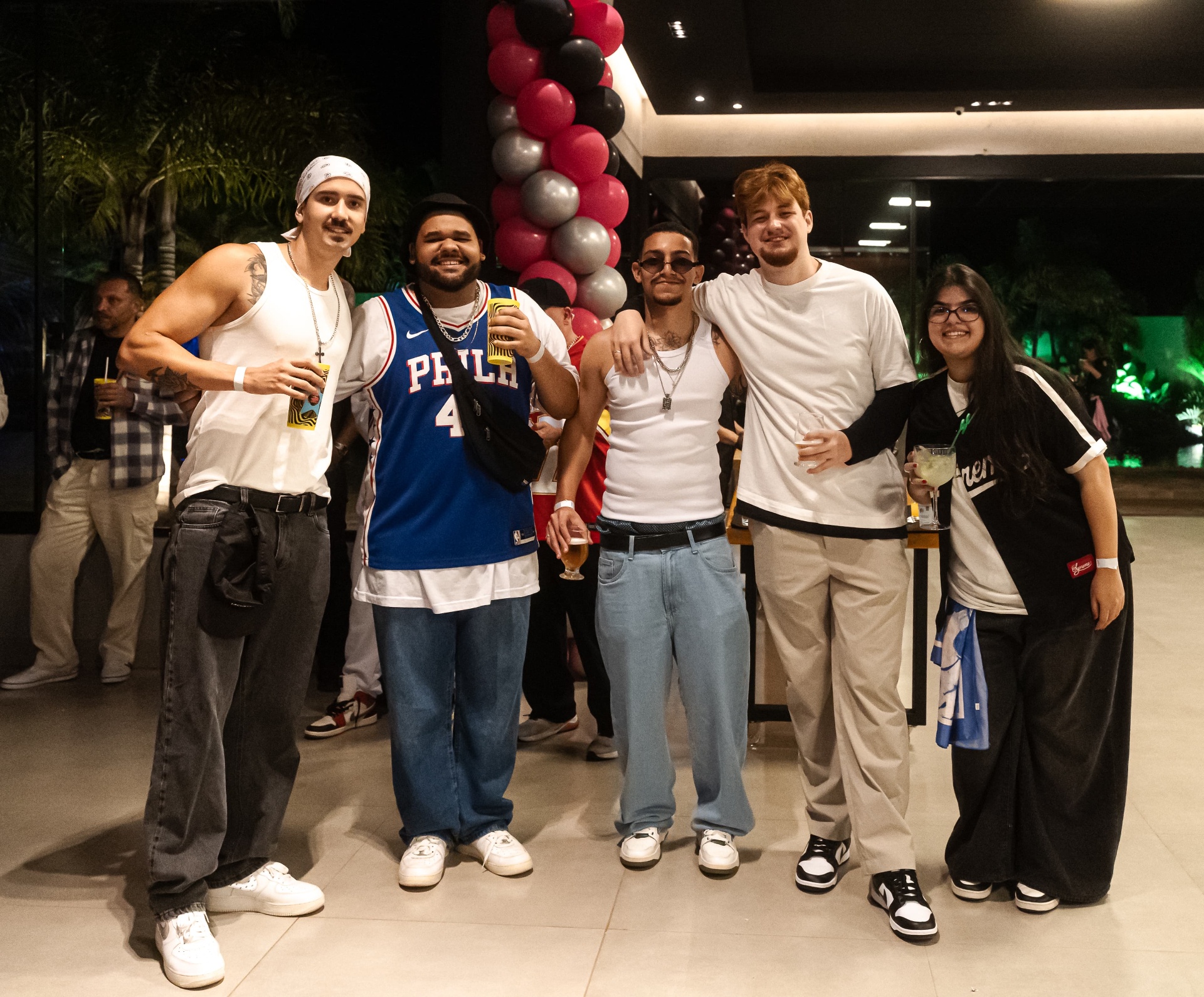 Convidados reunidos em evento social na Villa Mavie